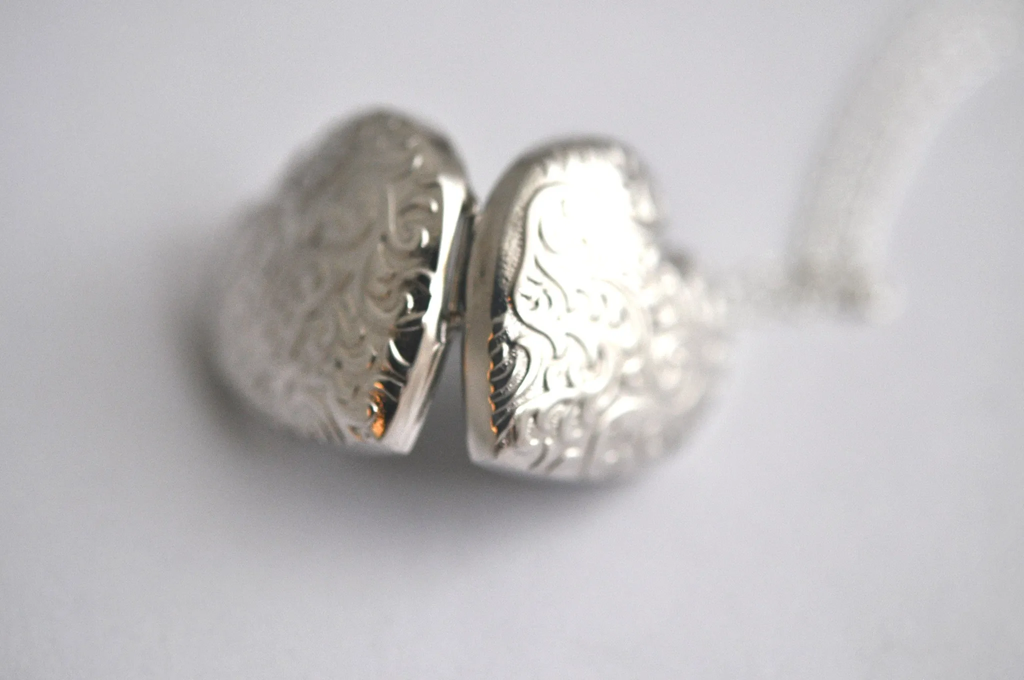 necklace / silver scroll heart locket