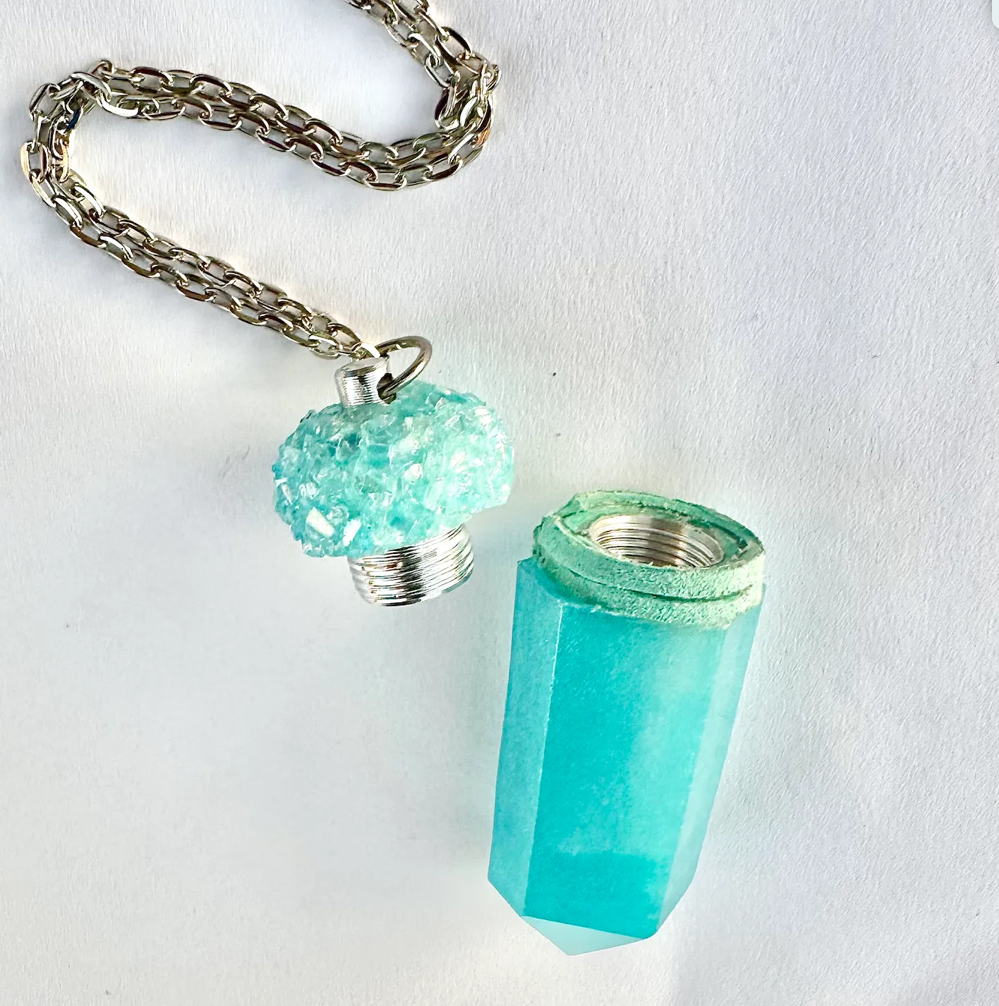 Pendulum Snuff Vial With Spoon