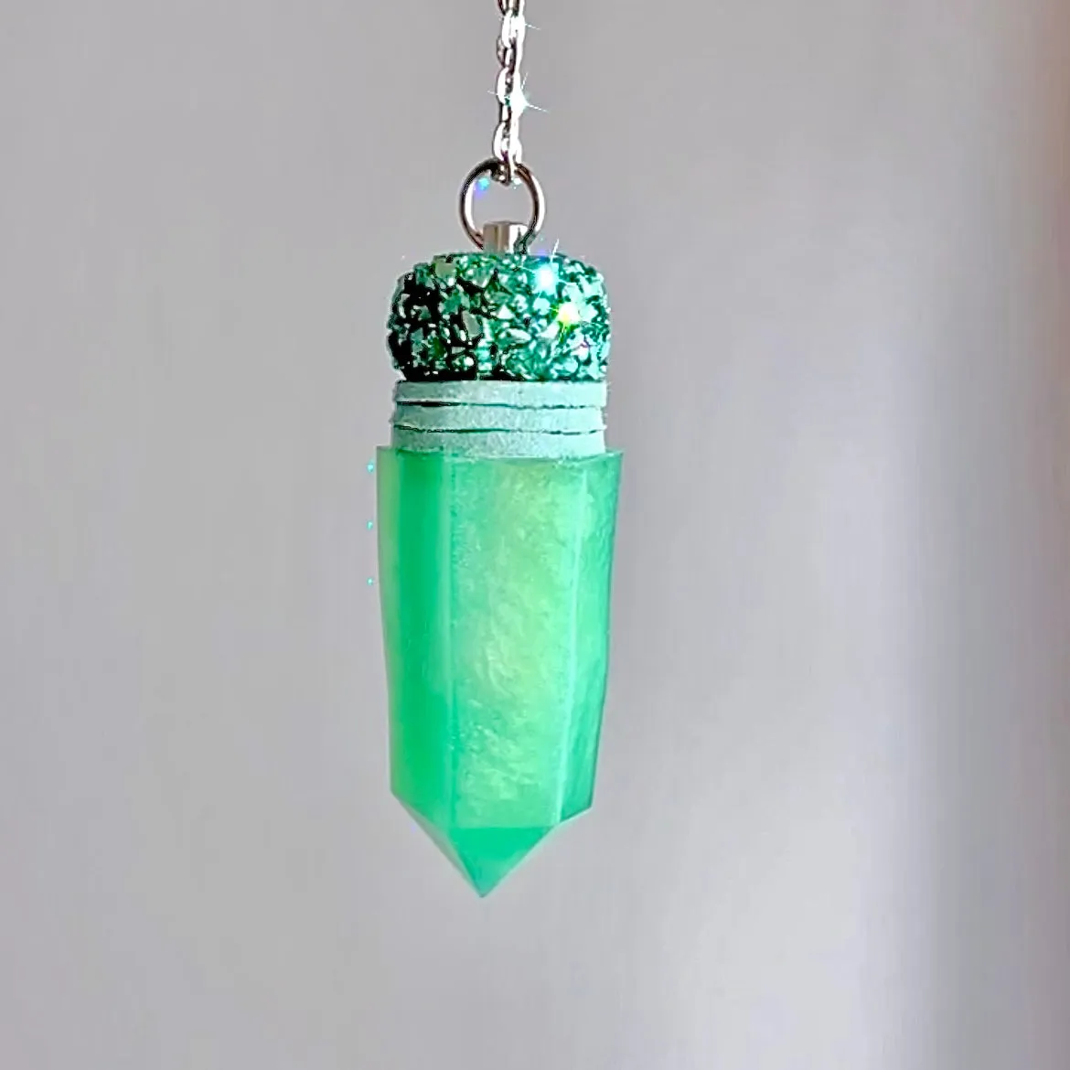 Pendulum Snuff Vial With Spoon