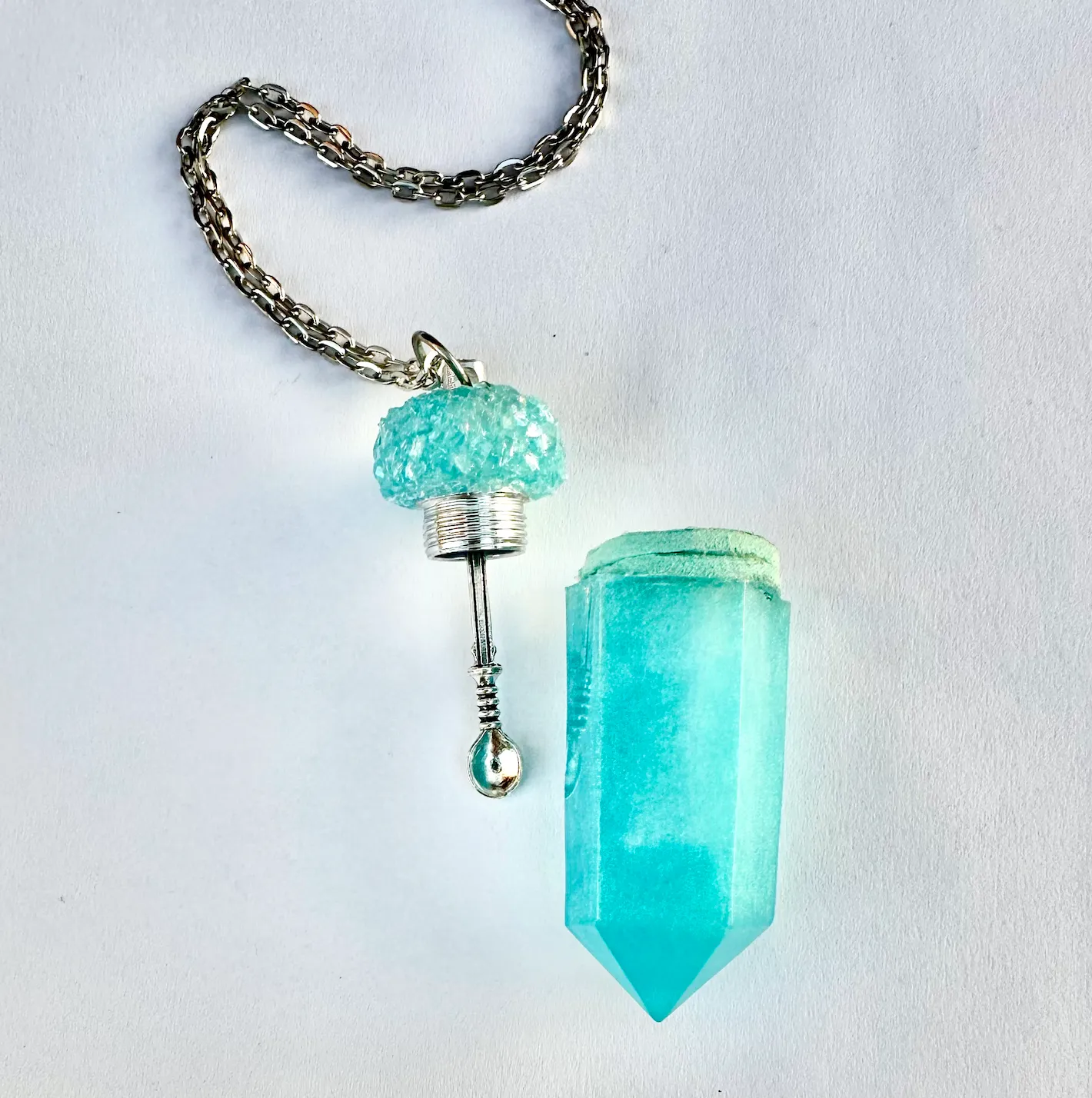Pendulum Snuff Vial With Spoon
