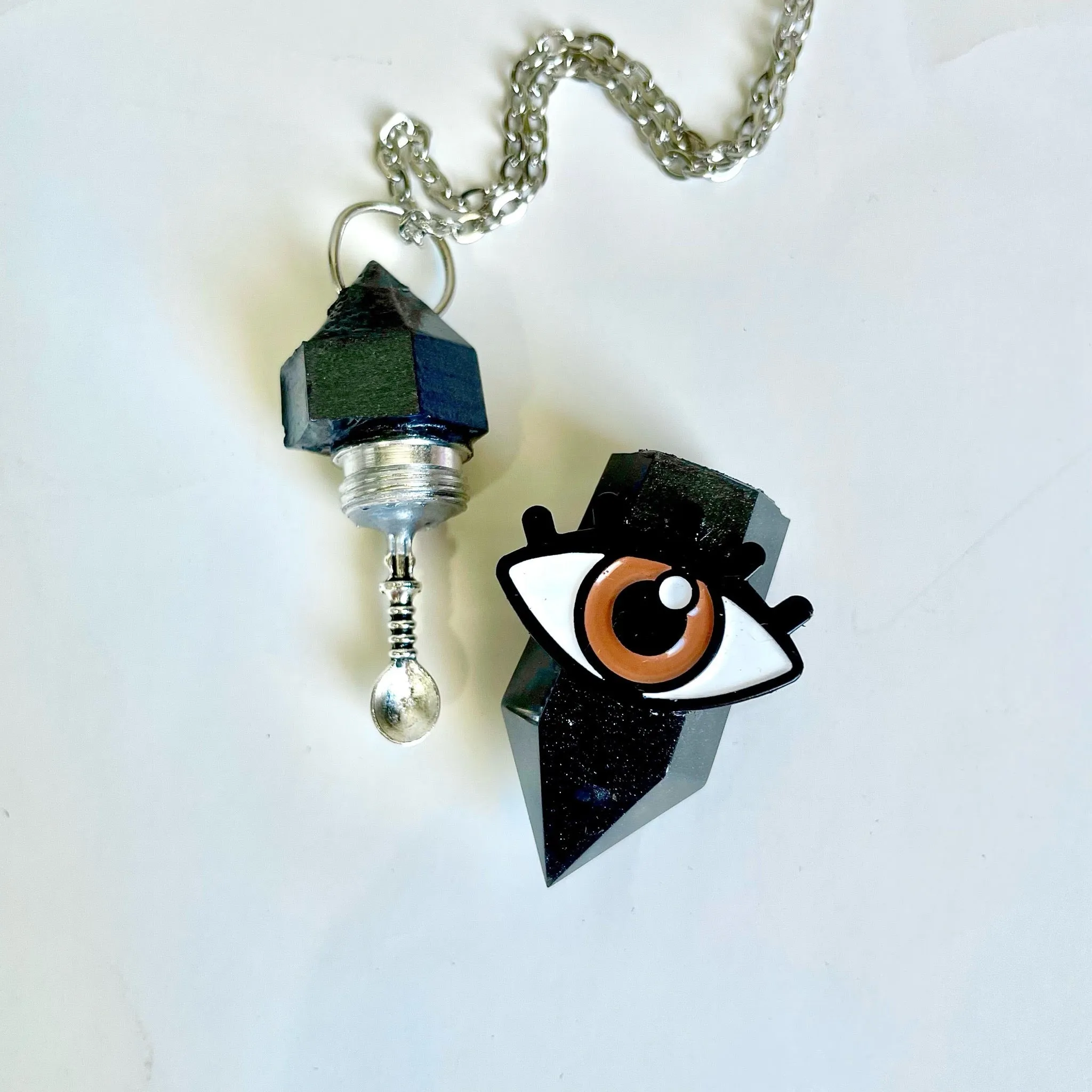 Pendulum Snuff Vial With Spoon