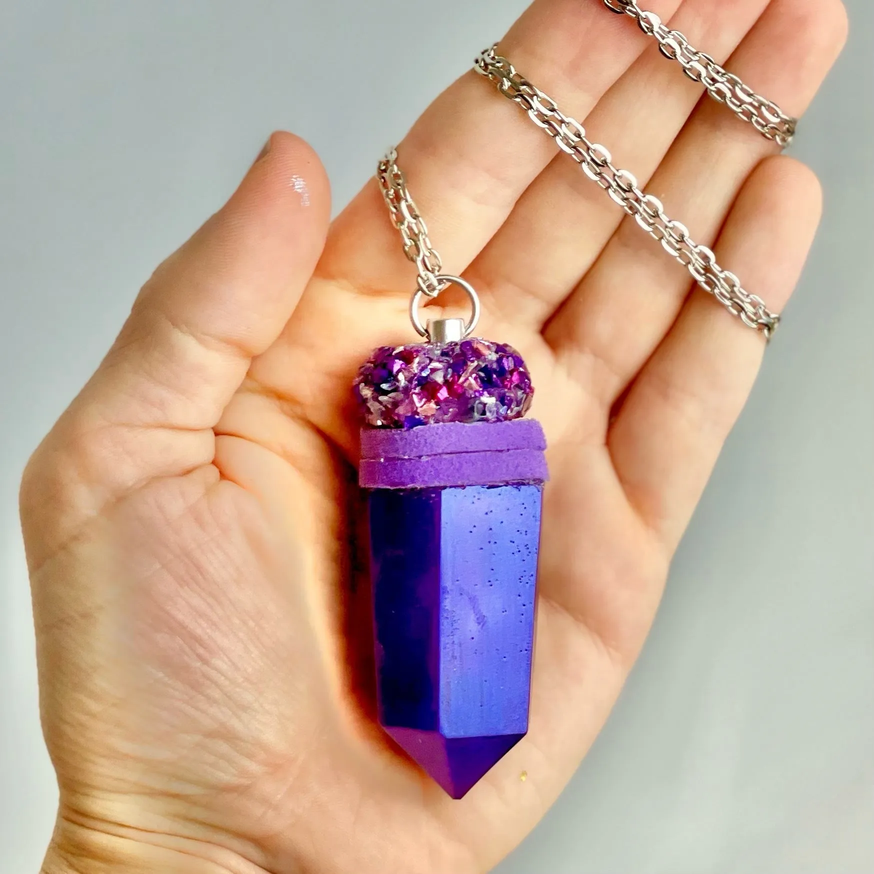 Pendulum Snuff Vial With Spoon