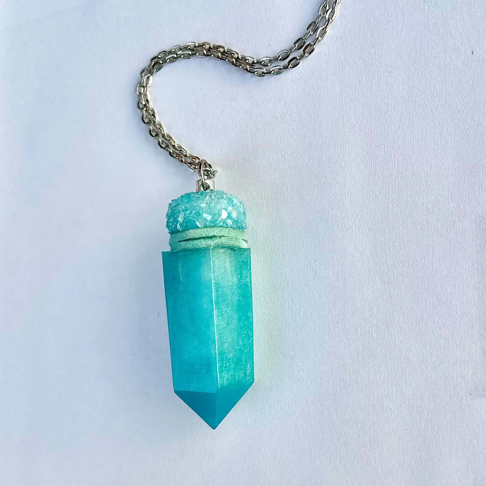 Pendulum Snuff Vial With Spoon