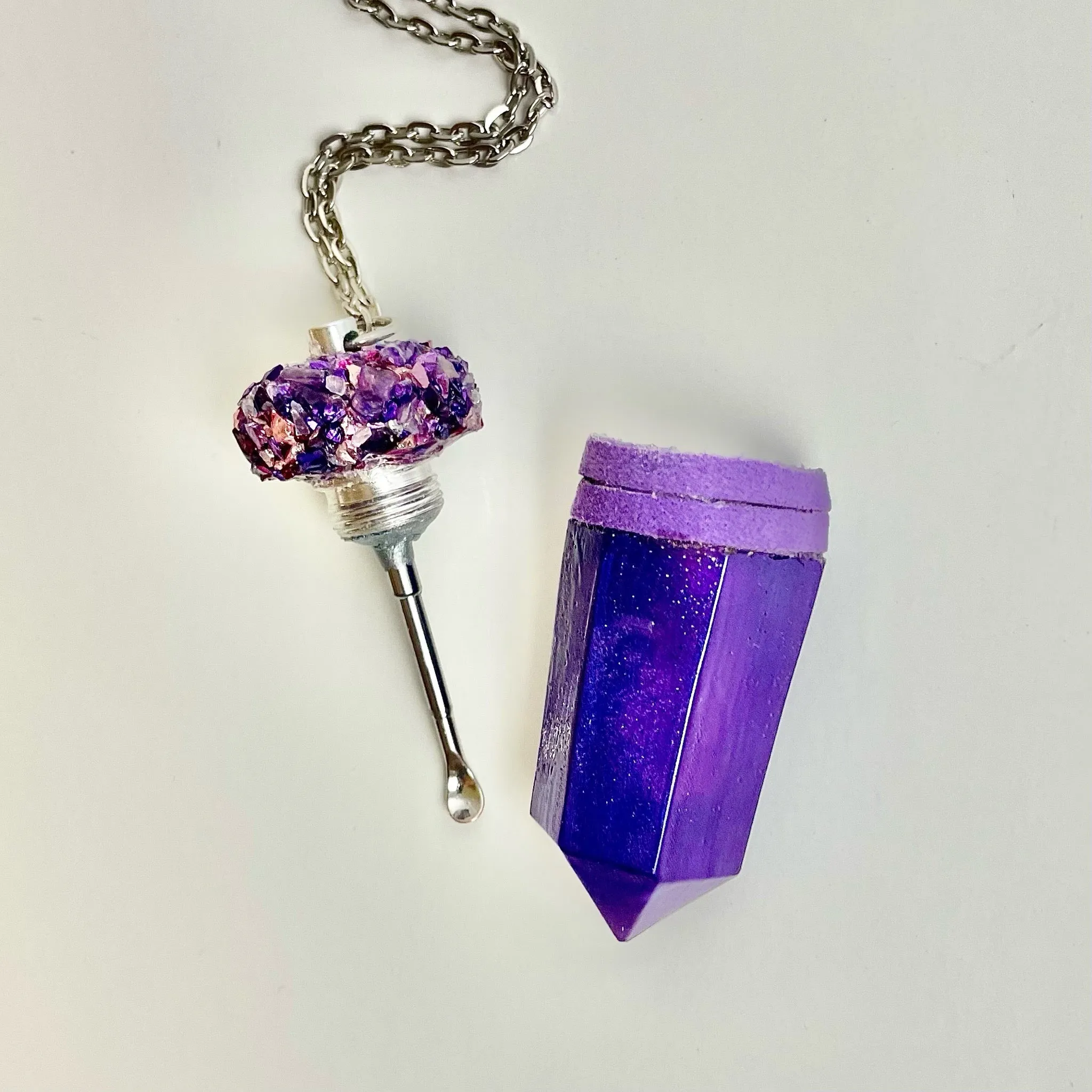 Pendulum Snuff Vial With Spoon