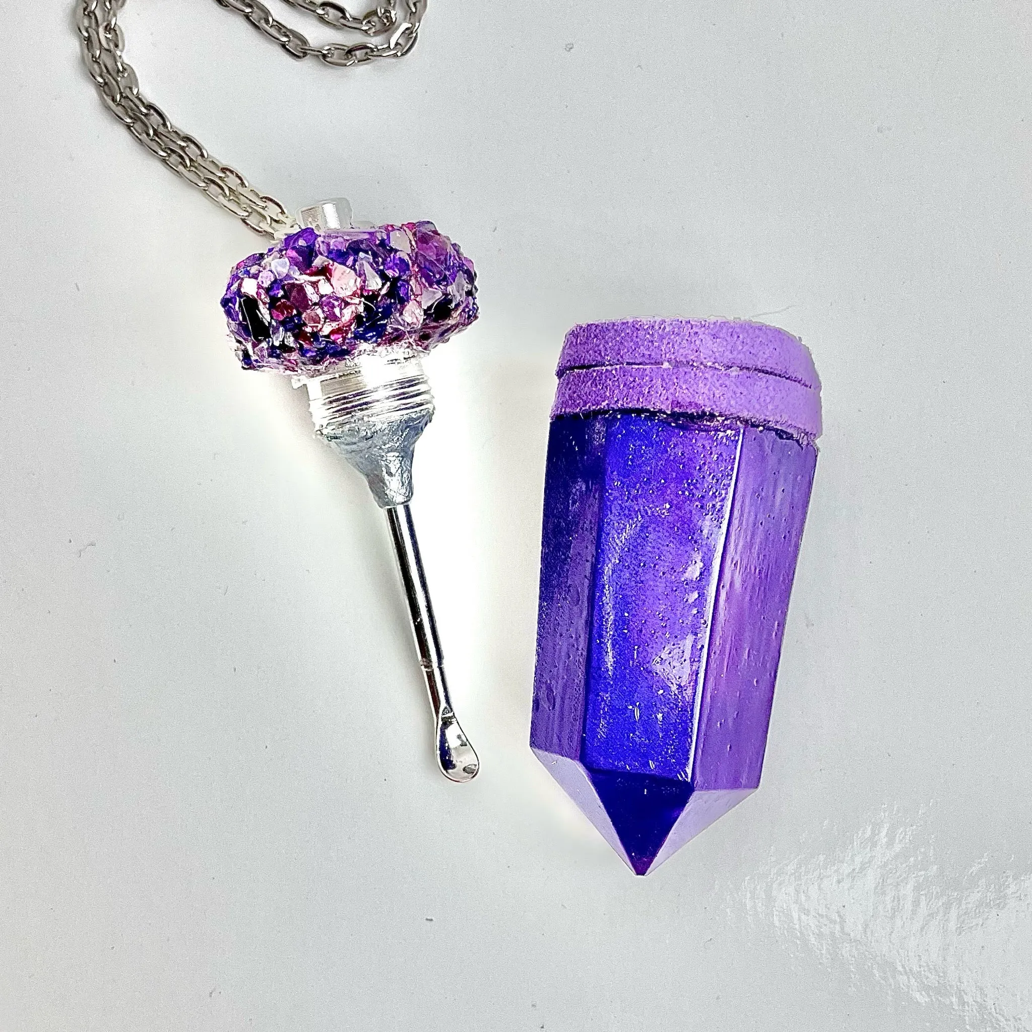 Pendulum Snuff Vial With Spoon