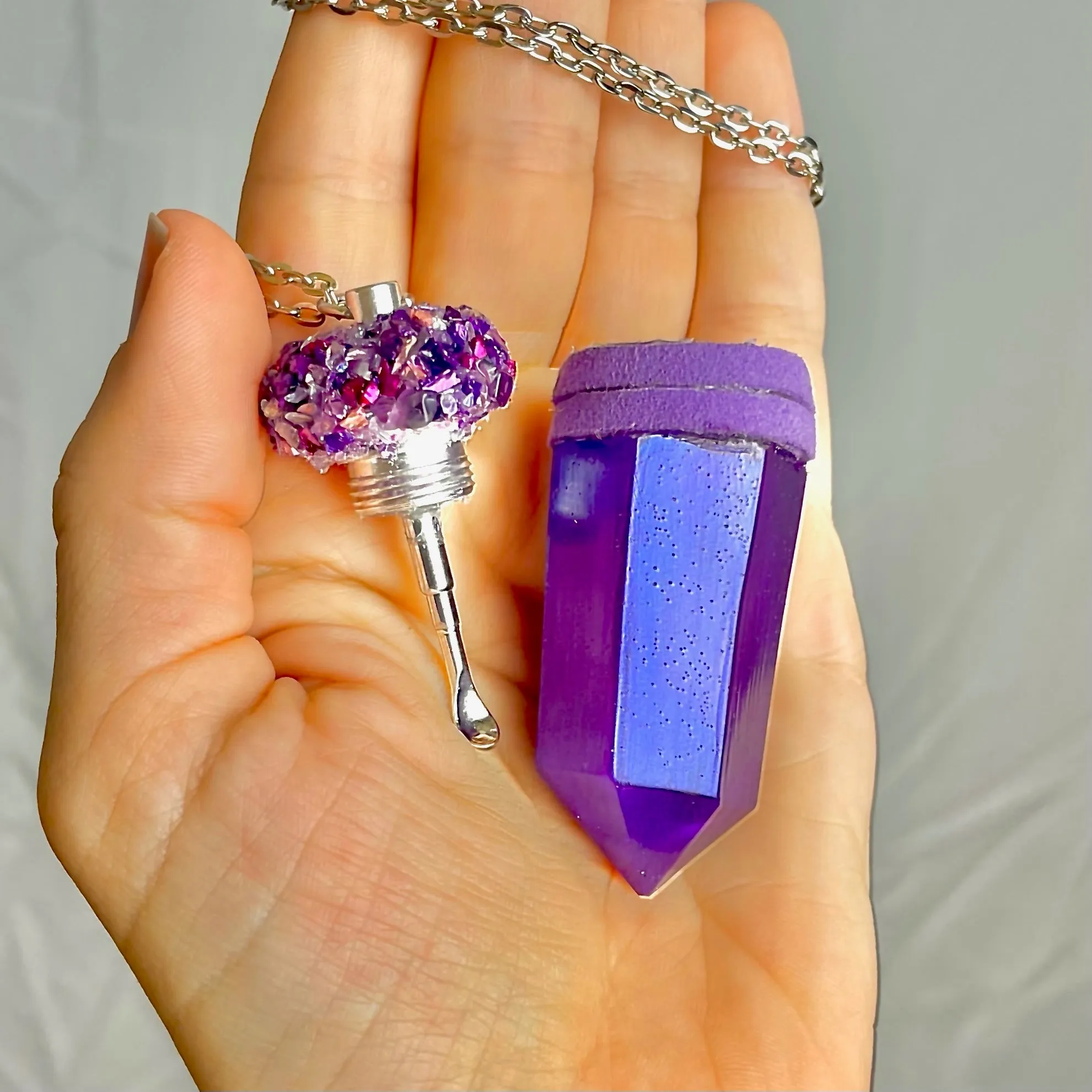 Pendulum Snuff Vial With Spoon
